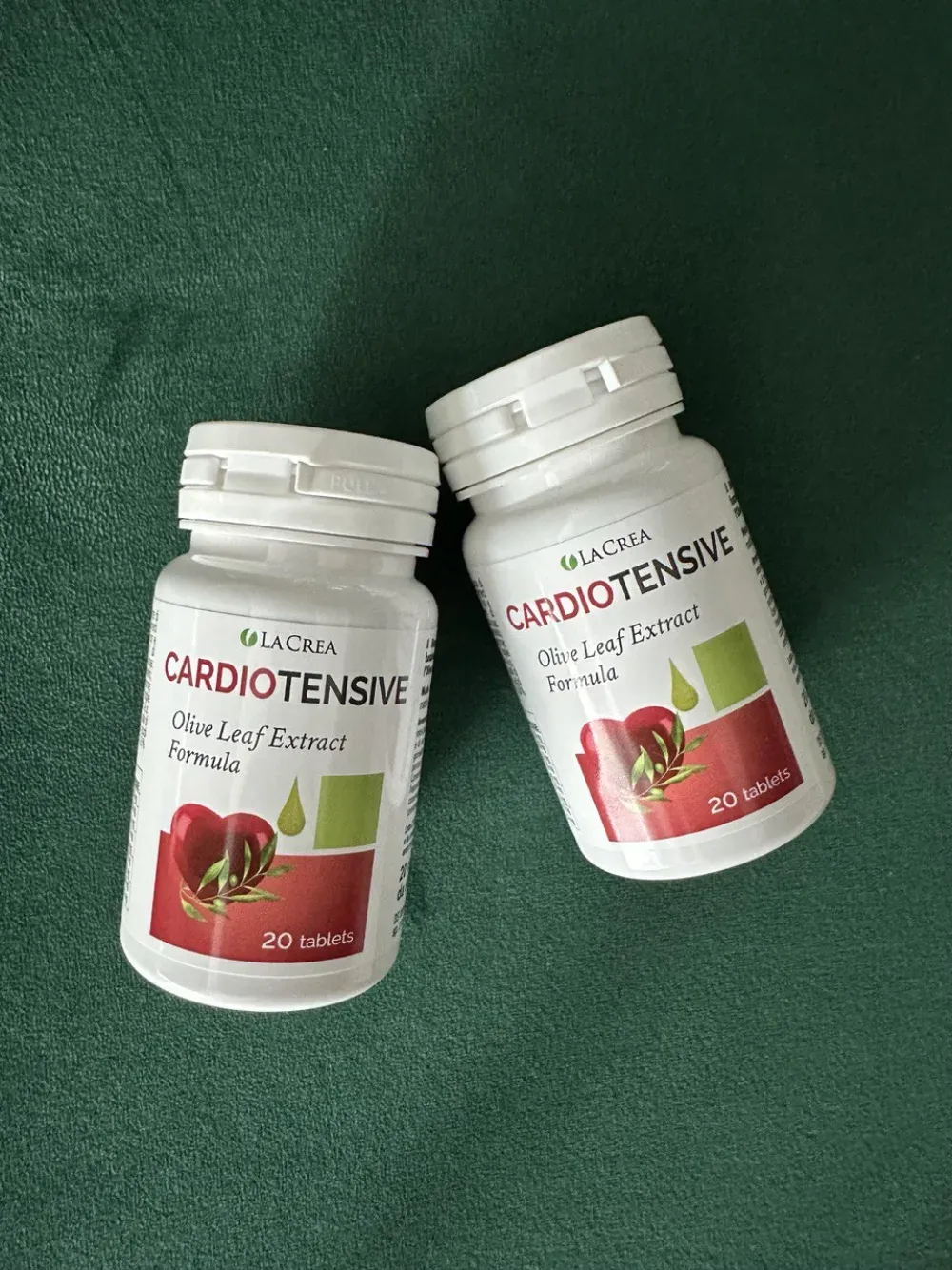 Due flaconi di Cardiotensive del marchio LaCrea con l’etichetta rossa e bianca